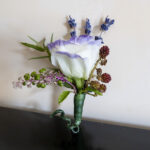 bottoniera-lisianthus-bacche-fitolacca-lavanda-more-01