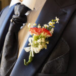 bottoniera-sposo-garofano-margherite-nebbiolina-rosso