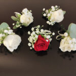 bottoniera-sposo-rosa-nebbiolina-rosso-bianco