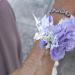 corsage-braccialino-polso-damigella-lisianthus-limonium-bianco-lilla-glicine-viola-02