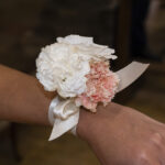 corsage-braccialino-polso-garofano-rosa-bianco