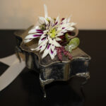 corsage-braccialino-polso-margherita-bianco-viola