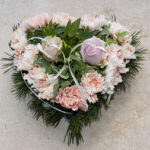 portafedi-floreale-cuore-sposi-anelli-garofani-rose-rosa-verde