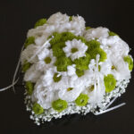 portafedi-floreale-cuore-sposi-anelli-lisianthus-bottoncini