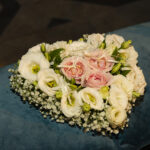 portafedi-floreale-cuore-sposi-anelli-rose-lisianthus-02